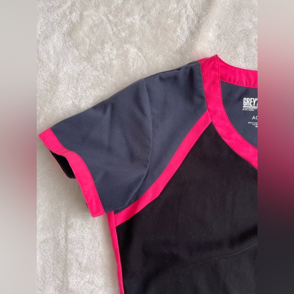 Grey’s Anatomy Active Scrub Top Black/Pink SMALL - Picture 3 of 7